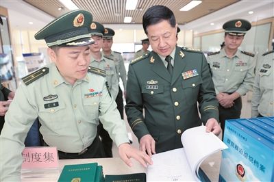 海南边防总队彭志平总队长在三亚边防支队调研船舶管理工作.