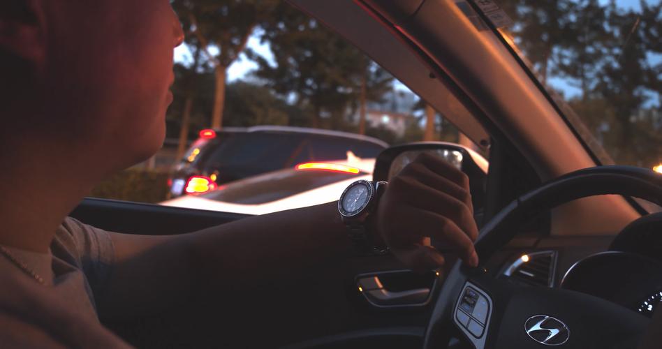 4k下班高峰期堵车,男人夜晚开车回家