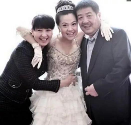 闫学晶全家近照父亲反对嫁二婚富商视继女为亲生比亲生儿子好