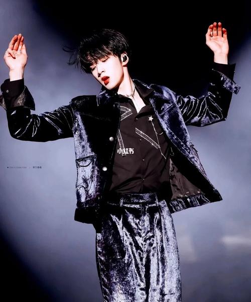 刘耀文神仙壁纸_壁纸_刘耀文_素材_壁纸