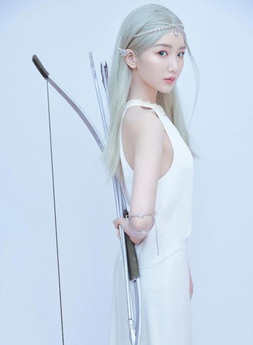毛晓彤二次元银发造型,精灵族最美的一届公主诞生了 !
