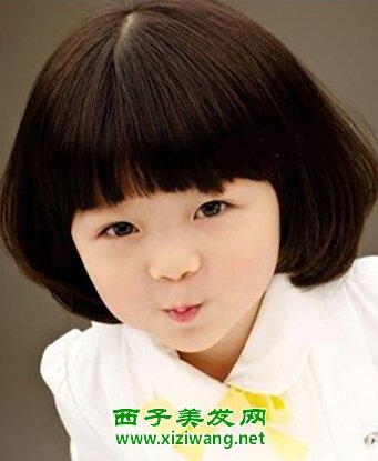 搭配这款 齐刘海的短发卷发设计,是一款萌系的韩国女宝宝的 发型设计