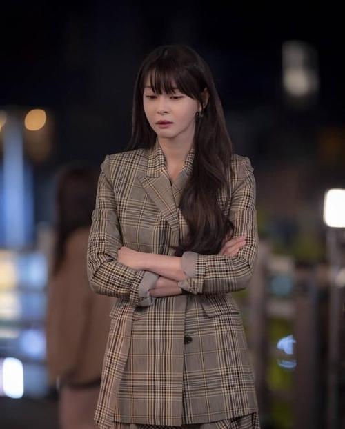 《梨泰院class》女二穿搭美到爆!西装杀干练大方,讨厌不起来了