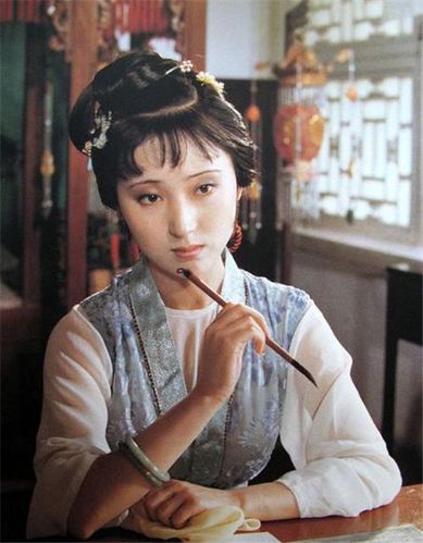 红楼梦中薛宝钗与林黛玉谁更漂亮看这2个小丫环就明白了