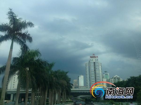 近期海口雷雨天气频繁,城市上空乌云密布(南海网记者吴湟帅摄)