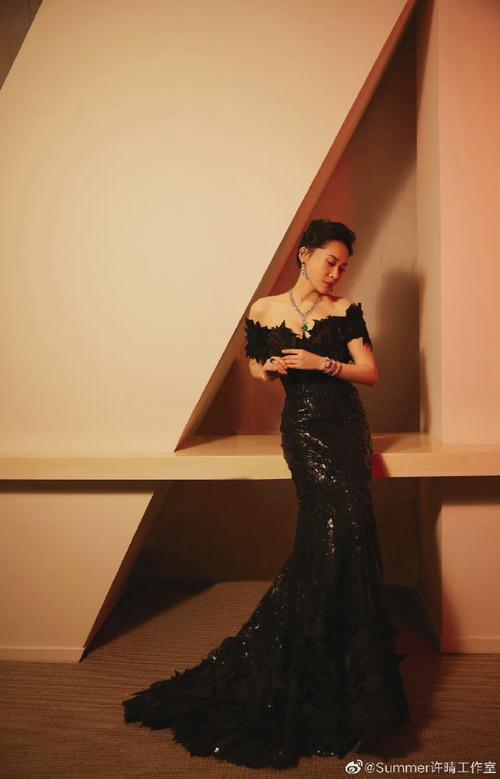 许晴52岁状态# 许晴这身材形象,肩颈线,腰臀比,太美啦 果然岁月从