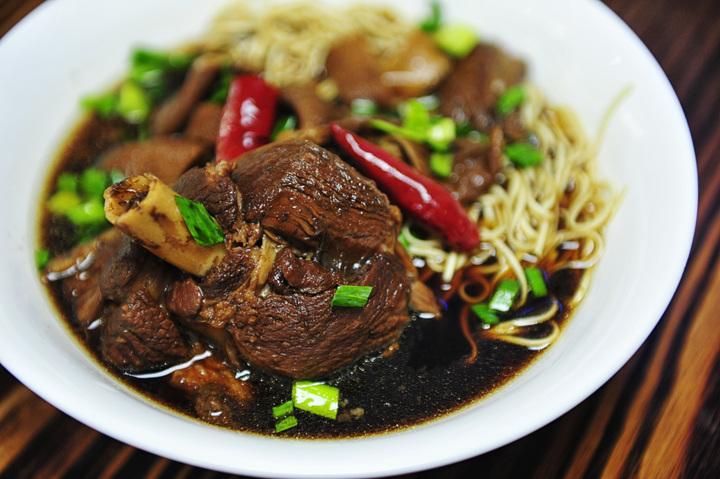  p>羊肉面是一道以安徽 a href="#">萧县 /a>,内蒙大部, a href="#">