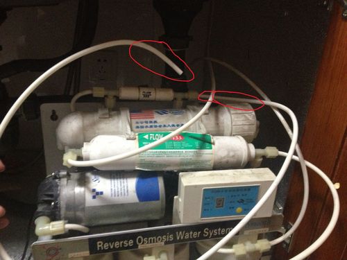 不小心把净水器的一根管子给弄下来了 不知道插在哪里 一接电源 这跟