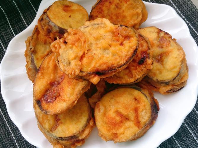  p>干炸茄盒是一道以茄子为主要原料制作的菜品. /p>