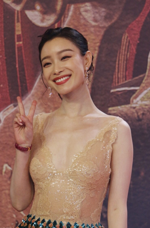 倪妮身材不算饱满却很敢穿,一袭深v领裸色连衣裙亮相