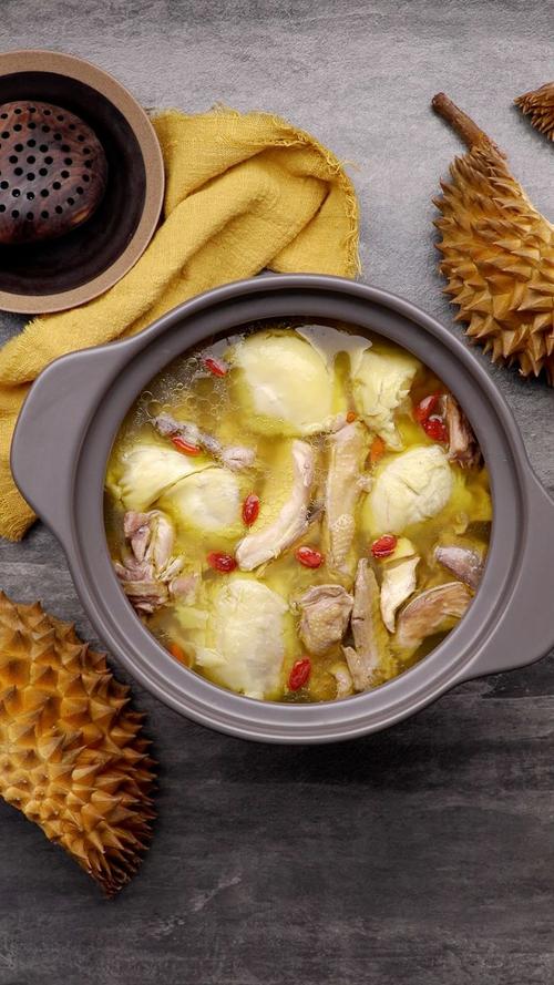 以上是我朋友在我家给我们做的榴莲煲鸡的营养价值和榴莲的吃法,我们