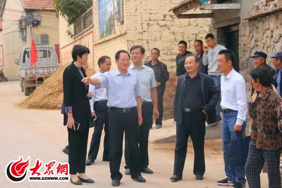 镇党委书记何玉晓同志,镇长谢文永同