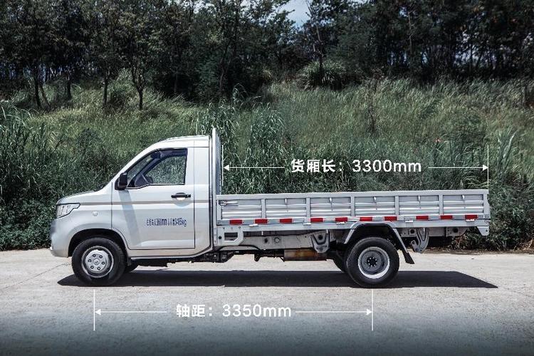 五菱荣光新卡双后轮版的外观设计谈不上"美丑",也没有意义与轻卡谈