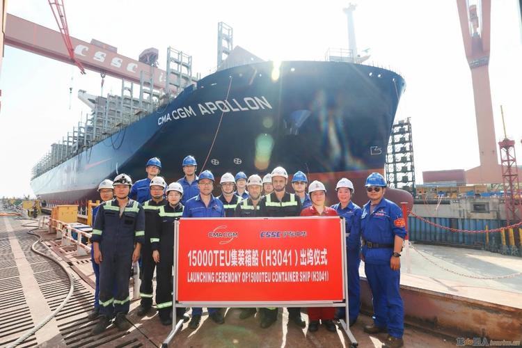 沪东中华造船15000teu集装箱船4号船出坞
