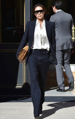 不得不说贝嫂的气场真的太足了,简单的黑白配西装套装都能穿出高级