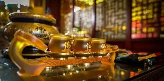 供养三宝要恭恭敬敬你要是想供养三宝,也要恭恭敬敬地先叩三个头.