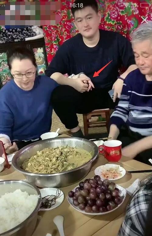 赵本山为家人烧锅做饭和妻子马丽娟比谁白搞怪逗家人哈哈大笑