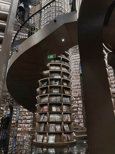 成都网红图书馆魔幻图书馆钟书阁