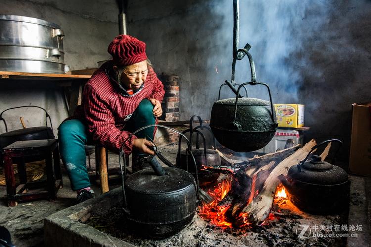 火儿坑与吊锅儿  中午在大巴山农家乐吃饭,见识了重庆城口县农村煮饭