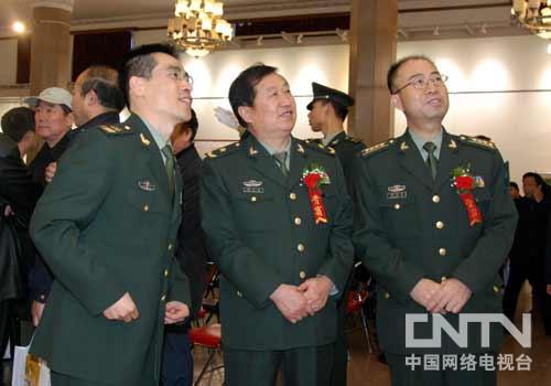 第二炮兵部队司令部副参谋长魏士河(中)和作者许四海(左)在一起观看