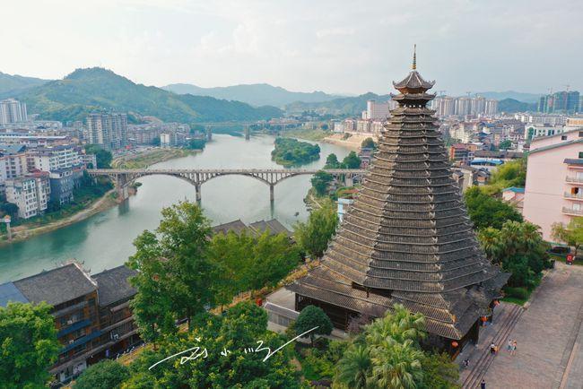 广西三江的著名地标建筑,造型非常奇特,被称为"世界第一鼓楼"