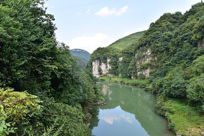 从黄丝江边寨出来不多久,就到了一处山水迷人的地方.