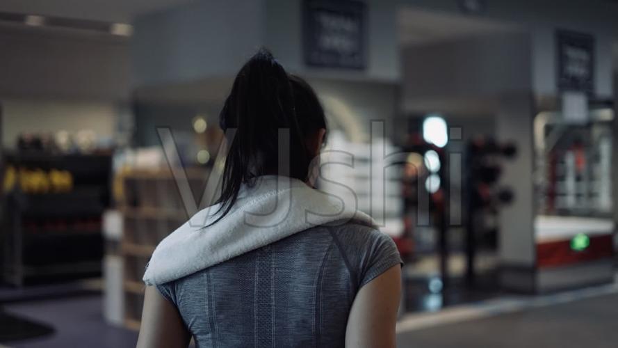 女人准备健身的背影