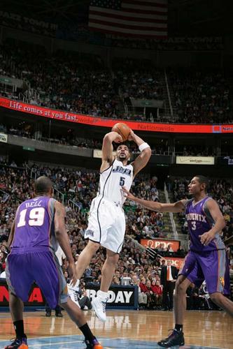 图文:[nba]太阳负爵士 布泽尔的恐怖投篮