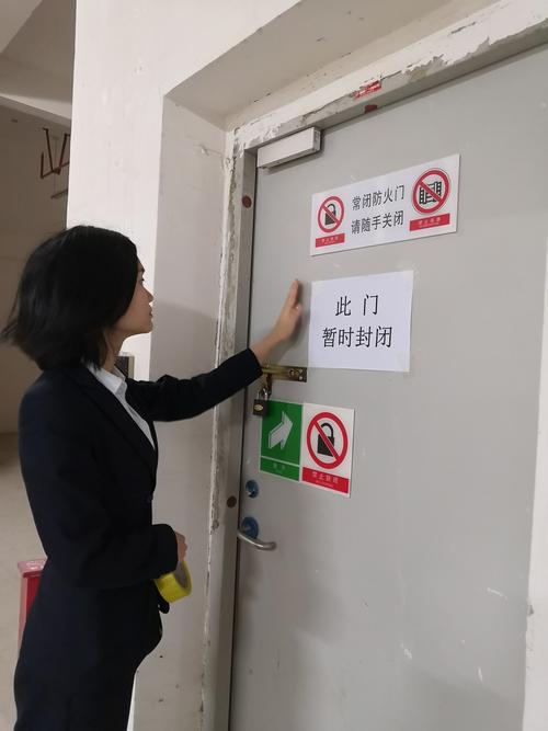 关于小区防火门系统升级的通知,出入口标识,标牌,对13区,15区及14c栋