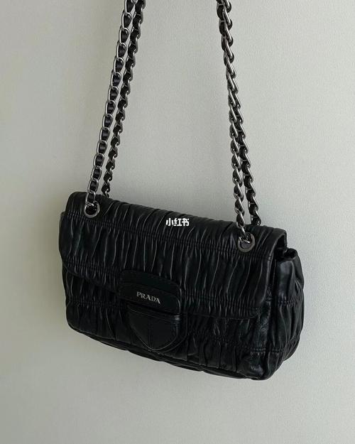 prada你大可不必那么迷人!褶皱流浪包