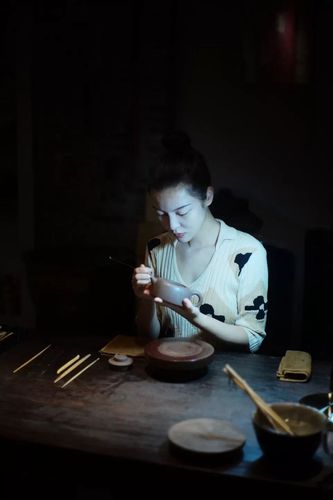 紫砂作者简介 |张艺馨,1993年出生于宜兴,2010年拜师中国工艺美术