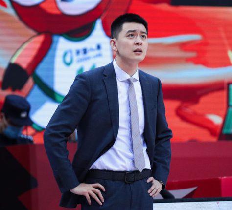 杨鸣赛后不满年轻球员表现郭艾伦谈自身不足2个字回应连场吃t