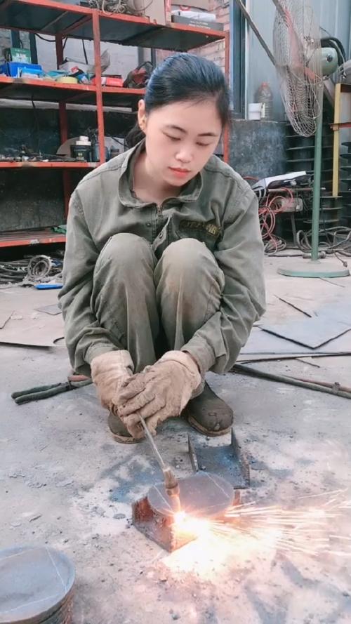 记录工地生活#焊工这技术杠杠的.