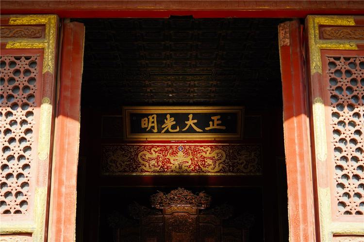 故宫乾清宫正大光明匾被金光点亮 五条金龙闪闪发光