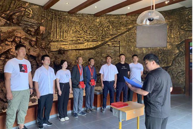 饶河农场有限公司第九管理区党支部举办光荣在党50年纪念章颁发主题