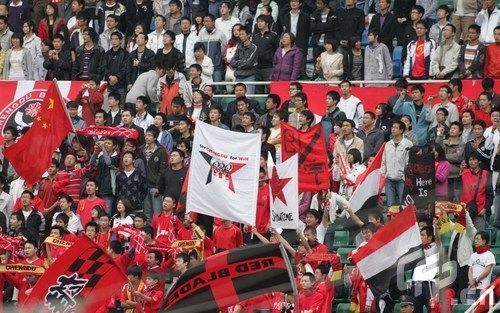 图文:[中超]成都1-1广药 狂热成都球迷