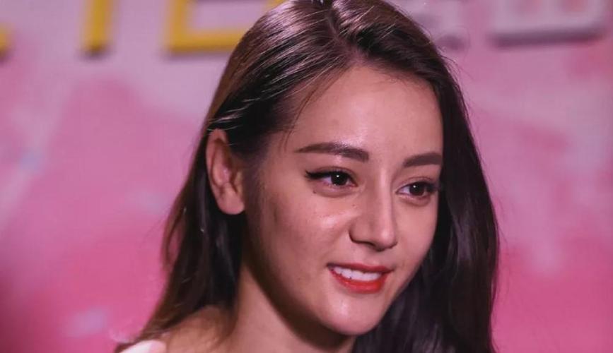 迪丽热巴大量未修图曝光,脸上闭口一堆,大腿皮肤粗糙