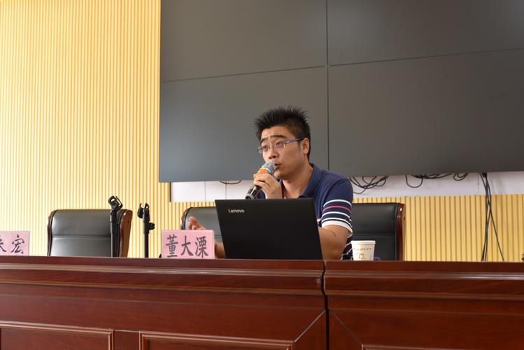 新海实验中学开发区校区董大溧校长,开发区教育局王秀梅副局长分别作