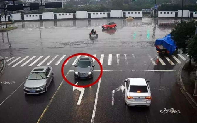 逆向行驶,指机动车,非机动车靠左侧通行,则视为逆向行驶.