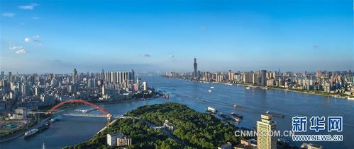 俯瞰长江和汉江交汇处的湖北武汉汉口龙王庙江段(拼接照片,2017年7月