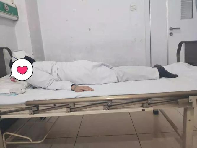 第二节:俯卧位,用双肘关节撑起坚持3 分钟,然后复原休息1分钟,重复6一