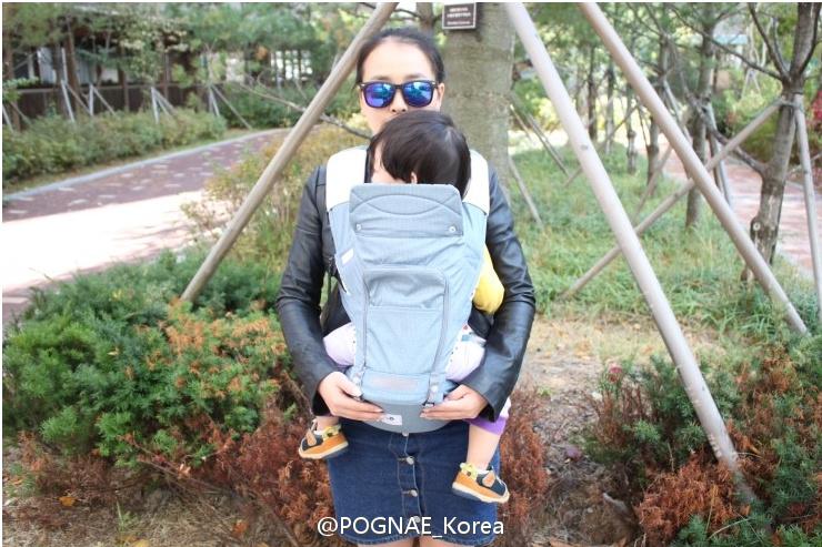 宝宝坐在腰凳时腿部自然形成m字形,又叫青蛙