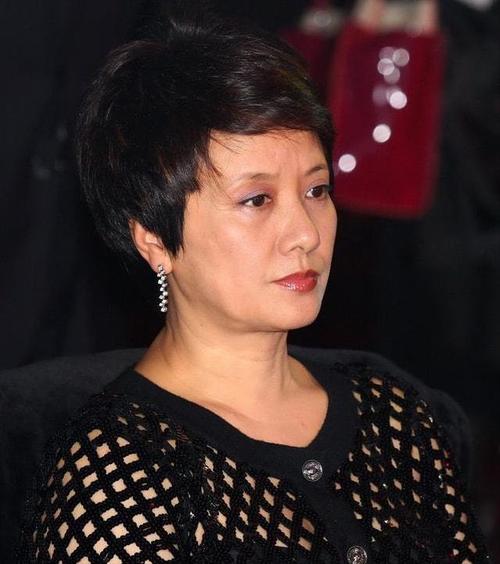 57年的邓婕穿的也招摇一身亮片造型好像把星空穿在身上一样