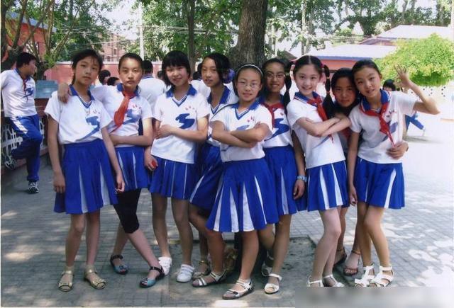 初中女生因天气太热把校服改造成露肩校服引起网友热议