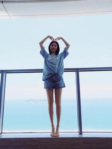 张俪海边度假私服上线,t恤配短裤光着脚妥妥的少女范儿,腿又长又直