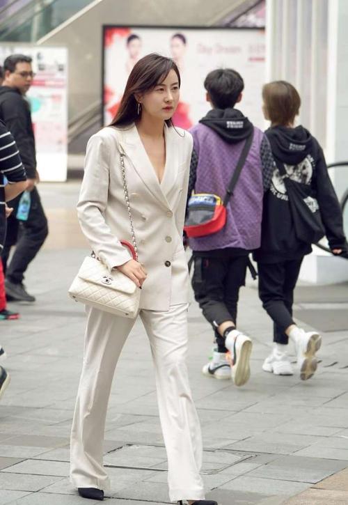 街拍: 白色西服套装搭配黑色高跟鞋, 休闲而又时尚