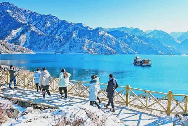11月23日,游客在天山天池景区赏雪景.何龙 摄