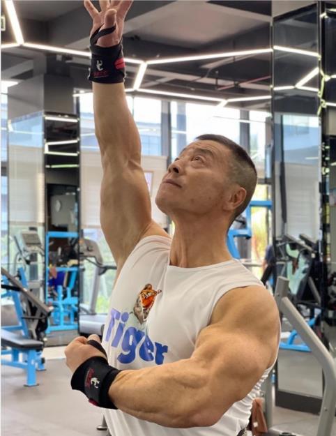 "健美常青树"杨新民,健美冠军老了会怎么样?71岁感觉像中年