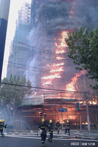 瘫痪丈夫:你走吧,我走不动了,妻:要走一起走,记2010上海火灾