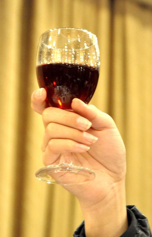 端起酒杯,为奶奶庆生